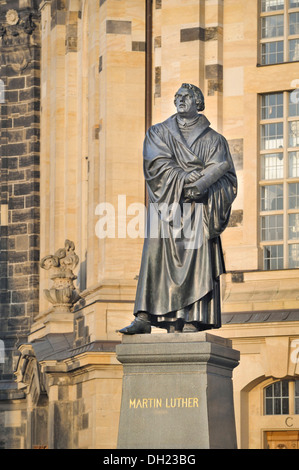 Statua di Martin Lutero nella parte anteriore della chiesa Frauenkirche o la chiesa di Nostra Signora di Dresda, Sassonia Foto Stock