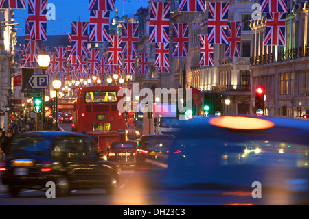 Regent Street con Union Jack Flag, Londra, Inghilterra. Foto Stock