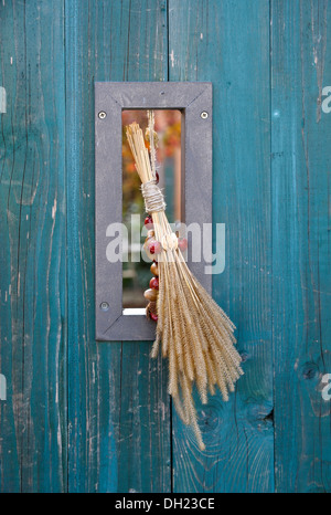 Autunno decorazione, bouquet autunnale su una piccola finestra in una parete in legno Foto Stock