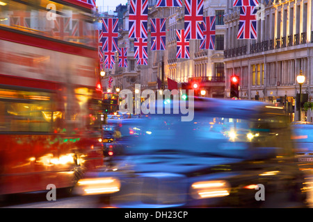 Regent Street con Union Jack Flag, Londra, Inghilterra. Foto Stock