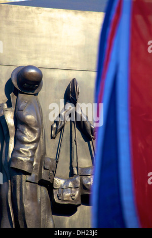 Un Monumento per le donne della II Guerra Mondiale con Union Jack, Whitehall, Londra, Inghilterra. Foto Stock