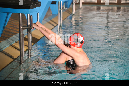 Il ragazzo, nuotatore, dodici o tredici anni, dorso, start, piscina Foto Stock