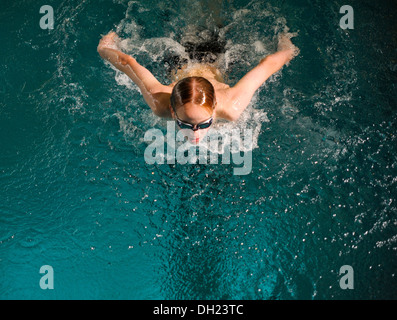 Il ragazzo, nuotatore, dodici o tredici anni, nuoto in piscina Foto Stock