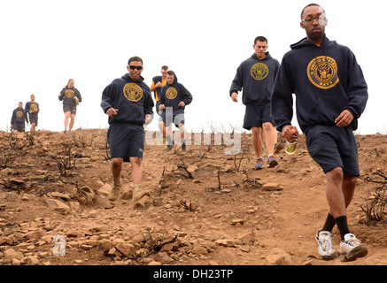 Santa Monica montagne, Calif. (23 ottobre 2013) Builder di terza classe Terrell Harris, da Hampton,Virginia, induce altri Seabees come scendono verso il basso il sentiero Chumash durante l'allenamento fisico (PT). Assegnato Seabees Naval Mobile Battaglione di costruzione (NMCB) 5's Foto Stock