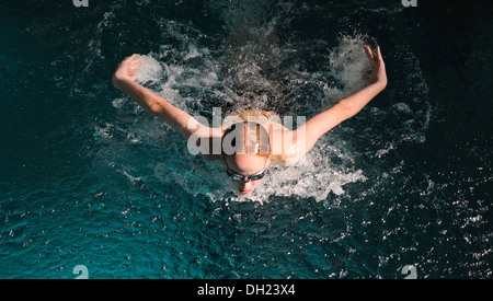 Il ragazzo, nuotatore, dodici o tredici anni, nuoto in piscina Foto Stock