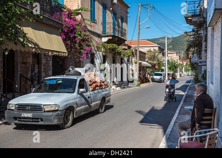 La via principale del villaggio Kardamyli nelle mani esterna, Messinia, Peloponneso, Grecia. Foto Stock