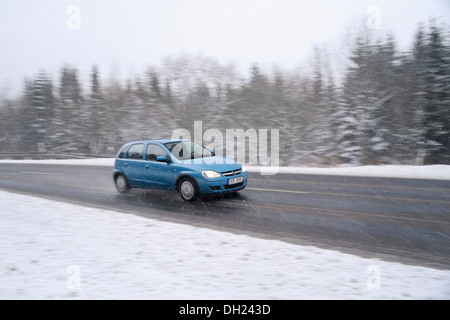 Vettura in movimento su una strada ghiacciata in inverno, Zinnwald, Monti Metalliferi, Monti Metalliferi Foto Stock