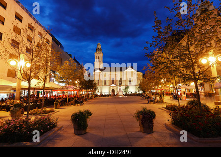 Zagabria notte, Cvijetni trg (Fiore Piazza) e la Cattedrale ortodossa (Cattedrale della Trasfigurazione del Signore) sul retro. Foto Stock