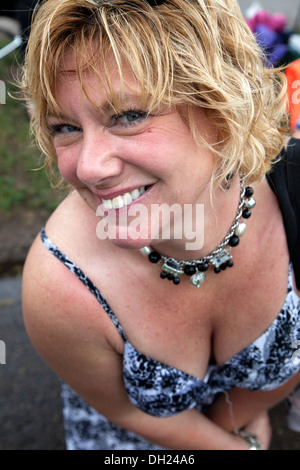 La donna in un bikini top godendo pienamente se stessa. Grand Old Day Festival St Paul Minnesota MN USA Foto Stock