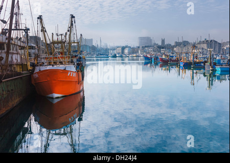 Le navi per la pesca a strascico e le barche a vela ormeggiata in porto presso il Barbican Centre marina in un freddo ma chiaro inverno di mattina a Plymouth. Foto Stock