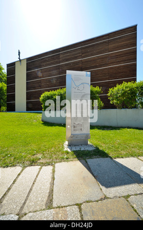 Placca di Karl August Lingner a 'Lingnerpfad', il percorso del suo lavoro e creazione di Dresda, Freiberger Platz, Sassonia Foto Stock