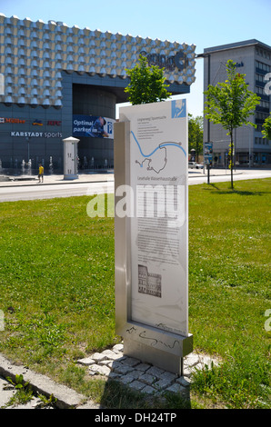 Placca di Karl August Lingner a 'Lingnerpfad', il percorso del suo lavoro e creazione di Dresda, Waisenhausstrasse street, Sassonia Foto Stock