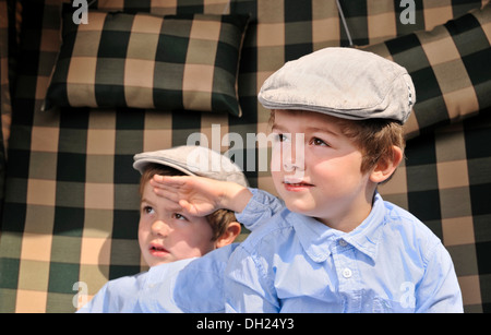 Twin boys, 4, indossando tappi piatti Foto Stock