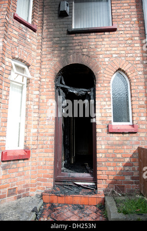 Casa di fuoco REGNO UNITO porta anteriore fuso bruciato gravi Foto Stock