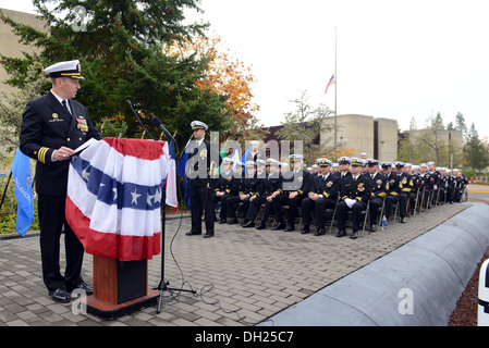 BANGOR, nello Stato di Washington (Ott. 25, 2013) della Cmdr. Richard Massie parla alla USS Maine (SSBN 741) oro equipaggio durante un cambio del comando cerimonia al Parco deterrente, Bangor, nello Stato di Washington Massie, che è stato al comando dal maggio 2010, ribaltato il comando che l'equipaggio della Cmdr. D Foto Stock