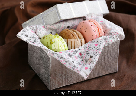 Il francese multicolore di amaretti in una confezione regalo dolce presente Foto Stock