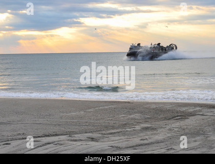 Una Landing Craft Air Cushion attaccato al mestiere anfibio unità 4 si avvicina a riva per uno sbarco sulla spiaggia ott. 25. Bataan marinai e ventiduesima Marine Expeditionary Unit Marines sono in corso di conduzione delle qualifiche di routine. Foto Stock