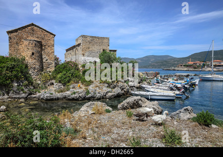 La vecchia casa doganale e la chiesa al porto Kardamiyli, nella parte esterna di Mani, sud del Peloponneso, della Grecia. Foto Stock