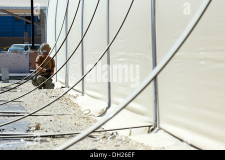 Supporto navale attività BAHRAIN (ott. 22, 2013) Steelworker Constructionman Amanda Westensee, assegnato al comandante, gruppo di attività Foto Stock