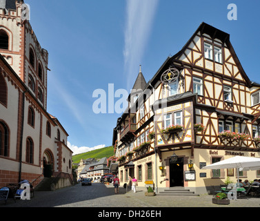 Chiesa luterana di San Pietro, a sinistra e a destra Altkölnischer Hotel Hof Am Markt, Bacharach, Patrimonio Mondiale dell UNESCO Foto Stock