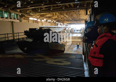 Un M1A1 battaglia principale unità di serbatoio da una Landing Craft Air Cushion (LCAC) a bordo del multipurpose Amphibious Assault nave USS Bata Foto Stock