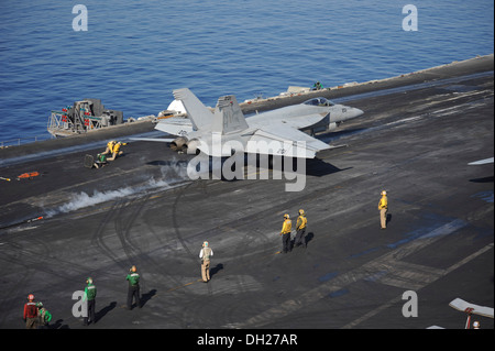 Mare Mediterraneo (ott. 25, 2013) Un F/A-18E Super Hornet assegnati per gli Argonauti di Strike Fighter Squadron (VFA) 147 lancia dalla portaerei USS Nimitz CVN (68). Nimitz è implementato il supporto le operazioni di sicurezza marittima e di teatro securit Foto Stock