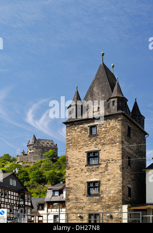 Marktturm, Langstraße, dietro l'ostello per la gioventù e il castello di Burg Stahleck sul Reno in Bacharach, Patrimonio Mondiale dell UNESCO Foto Stock