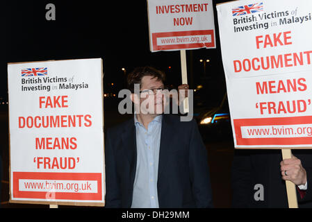 Londra REGNO UNITO 29 Settembre 2013 : Un piccolo gruppo di "British vittime di investire in Malesia ' protestare contro la società malese Doxport Technologies Sdn. Bhd di false base utilizzando le fatture fraudolente e documenti al di fuori centro Excel di Londra in Malese-eseguire 'World Islamic Economic Forum' dove il Primo Ministro della Malesia Najib Razak e il malese il commercio internazionale Il ministro sarà ufficiale gli ospiti. Credito: Vedere Li/Alamy Live News Foto Stock