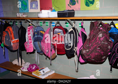 Bambini zaini colorati appesi in una fila su ganci. Horace Mann scuola elementare St Paul Minnesota MN USA Foto Stock