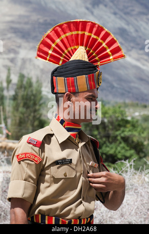 I membri dell'India frontiera della forza di sicurezza in abito frequentando uniforme cerimonia commemorativa a Panamik Ladakh. Foto Stock