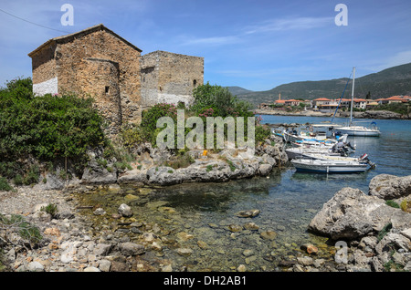 La vecchia casa doganale e la chiesa al porto Kardamiyli, nella parte esterna di Mani, sud del Peloponneso, della Grecia. Foto Stock