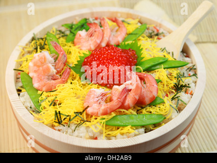 Chirashi zushi (sparsi sushi) Foto Stock