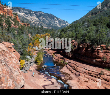 I visitatori possono esplorare Slide Rock State Park vicino a Sedona in Arizona, in autunno Foto Stock