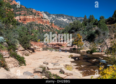 I visitatori possono esplorare Slide Rock State Park in Oak Creek Canyon vicino a Sedona in Arizona, in autunno Foto Stock