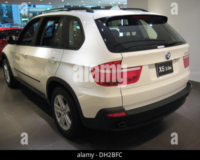 La BMW E70 X5 2 è un SUV di lusso che offre prestazioni elevate, funzioni avanzate e un design sofisticato. È noto per la sua combinazione di comfort, capacità fuoristrada e prestazioni su strada. Foto Stock