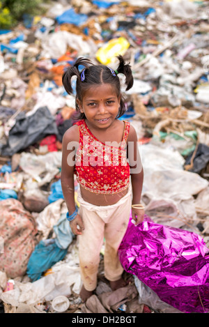 Povero indiano di casta inferiore ragazza in piedi in una discarica. Andhra Pradesh, India Foto Stock