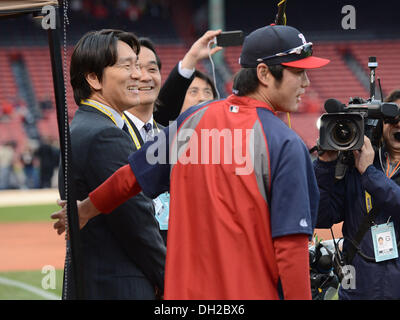 Boston, Massachusetts, USA. 23 Ott, 2013. (L-R) Hideki Matsui, Koji Uehara (Red Sox) MLB : Koji Uehara dei Boston Red Sox colloqui con ex Major League Baseball player Hideki Matsui prima del gioco 1 del 2013 Major League Baseball World Series contro il St. Louis Cardinals al Fenway Park di Boston, Massachusetts, Stati Uniti . © AFLO/Alamy Live News Foto Stock