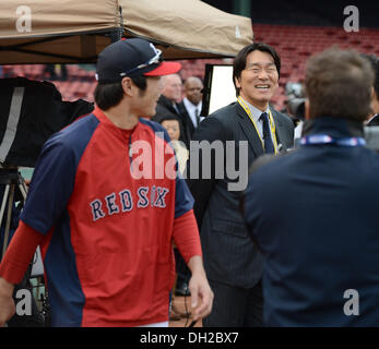 Boston, Massachusetts, USA. 23 Ott, 2013. (L-R) Koji Uehara (Red Sox), Hideki Matsui MLB : Koji Uehara dei Boston Red Sox colloqui con ex Major League Baseball player Hideki Matsui prima del gioco 1 del 2013 Major League Baseball World Series contro il St. Louis Cardinals al Fenway Park di Boston, Massachusetts, Stati Uniti . © AFLO/Alamy Live News Foto Stock