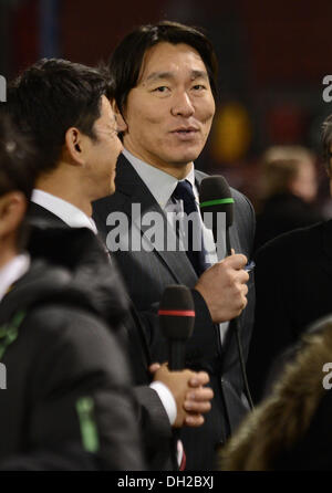 Boston, Massachusetts, USA. 23 Ott, 2013. (R-L) Hideki Matsui, così Taguchi MLB : Televisione commentatori Hideki Matsui e così Taguchi, entrambi ex Major League Baseball giocatori, parlare durante il gioco 1 del 2013 Major League Baseball World Series tra St. Louis Cardinals e dei Boston Red Sox a Fenway Park di Boston, Massachusetts, Stati Uniti . © AFLO/Alamy Live News Foto Stock