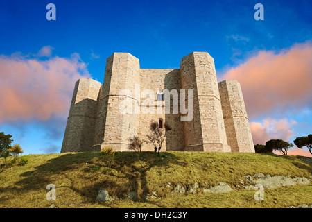 Il medievale castello ottagonale di Castel Del Monte, vicino a Andria in Puglia Italia meridionale Foto Stock