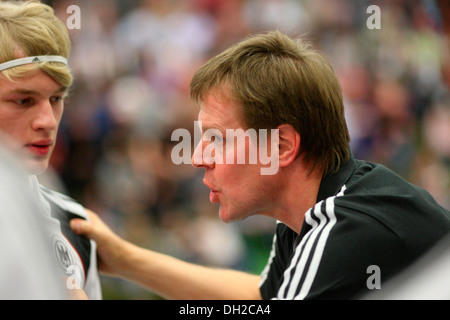 Il pullman per la tedesca di handball junior campionato nazionale, Martin Heuberger, Muelheim-Kaerlich, Renania-Palatinato Foto Stock