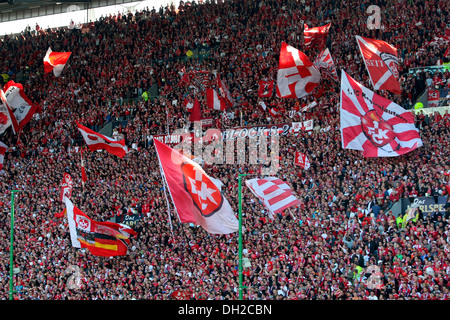 I fan del 1. FC Kaiserslautern football club in Fritz-Walter-Stadion stadium, Kaiserslautern, Renania-Palatinato Foto Stock