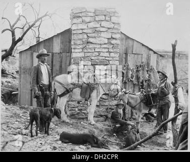 Cacciatori e cacciatori in quattro picchi paese su marrone del bacino (Ariz. Terr.). Due alberi di granchio boys, loro padre e il 531560 Foto Stock