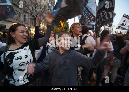 Buenos Aires, Buenos Aires, Argentina. 29 ott 2013. La madre e il Figlio partecipa alle celebrazioni dopo la sentenza della Corte suprema sul Diritto dei mass media. Dopo che per anni in cui la piena applicazione della nuova legge è stata bloccata da un provvedimento cautelare con interposto il Clarin Media Group, la Corte Suprema ha sentenziato la resistette articoli sono costituzionale. © Patricio Murphy/ZUMAPRESS.com/Alamy Live News Foto Stock