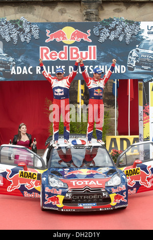 L'ADAC Rallye Deutschland, Sebastien Loeb, FRA, e co-driver Daniel Elena, MCO, per celebrare la loro vittoria su Citroen, Treviri Foto Stock