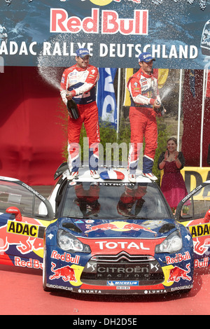 L'ADAC Rallye Deutschland, Sebastien Loeb, FRA, e co-driver Daniel Elena, MCO, per celebrare la loro vittoria su Citroen, Treviri Foto Stock