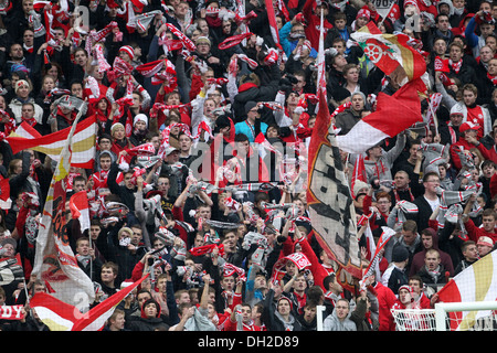 Gli appassionati di FSV Mainz 05 durante la partita FSV Mainz 05 - TSG 1899 Hoffenheim, Coface Arena, Mainz, Renania-Palatinato Foto Stock