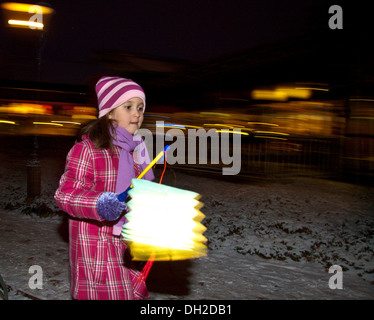 La ragazza che porta una lanterna in Landal Park De Lommerbergen, Reuver, Limburgo, Paesi Bassi, Europa Foto Stock