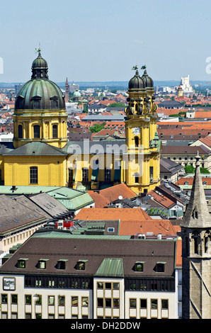 Vista dalla chiesa di San Pietro, Alter Peter, sui tetti di Monaco di Baviera con la Chiesa Teatini, Theatinerkirche, Monaco di Baviera Foto Stock