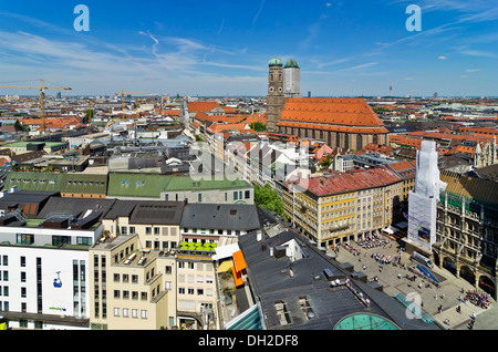 Vista sui tetti di Monaco di Baviera come visto dal campanile della chiesa di San Pietro, chiesa Frauenkirche sulla destra, Monaco di Baviera Foto Stock